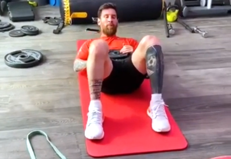Messi tập luyện ở nhà với người bạn đồng hành đặc biệt