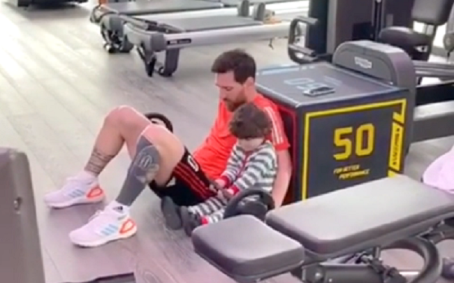 Messi tập luyện ở nhà với người bạn đồng hành đặc biệt