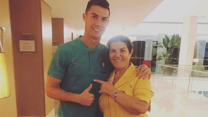 Hình ảnh Ronaldo đón mẹ được xuất viện sau khi đột quỵ