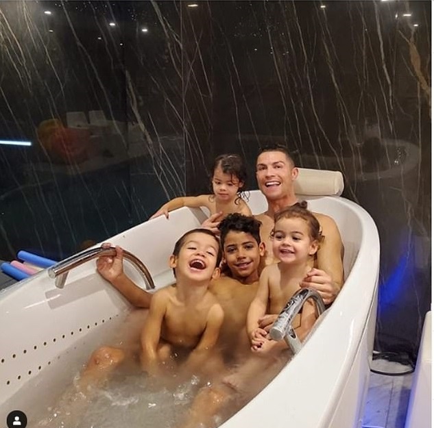 Biệt thự của Ronaldo như một thiên đường trong thời gian cách ly Biệt thự của Ronaldo như một thiên đường trong thời gian cách ly