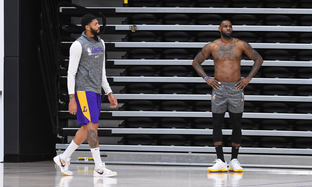 Cầu thủ NBA sợ "mất tay" vì COVID-19