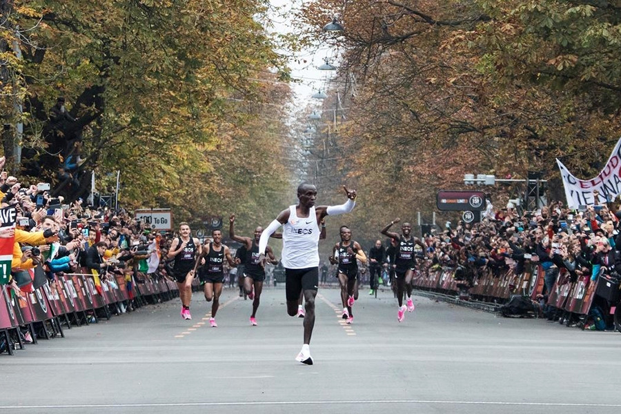 “Vua marathon” Eliud Kipchoge tự cách ly mùa dịch COVID-19, cuồng chân vì sự cô đơn