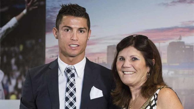 Hình ảnh Ronaldo đón mẹ được xuất viện sau khi đột quỵ