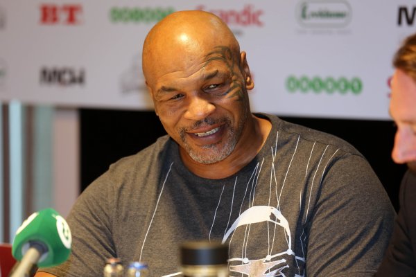 Mike Tyson ủng hộ Floyd Mayweather thượng đài với Khabib Nurmagomedov
