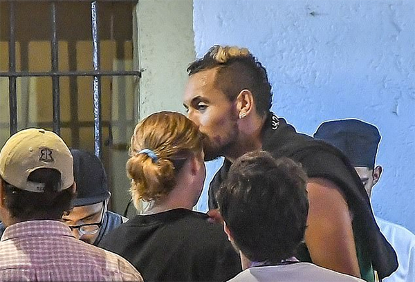 Sự nghiệp Nick Kyrgios tuy đen, song đường tình "siêu quậy" quá đỏ!