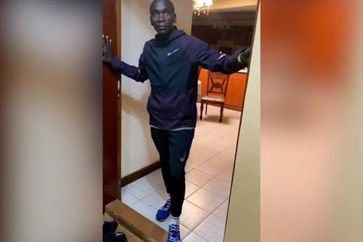 “Vua marathon” Eliud Kipchoge tự cách ly mùa dịch COVID-19, cuồng chân vì sự cô đơn
