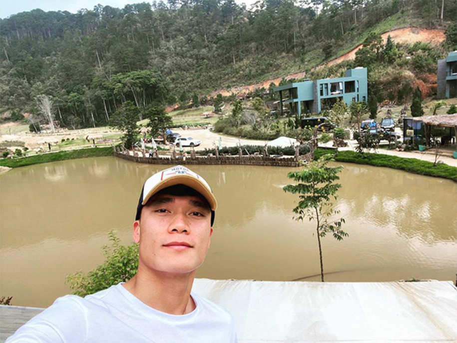 Đảm đang như cầu thủ Việt mùa COVID-19: Kẻ rửa chén, người trông con