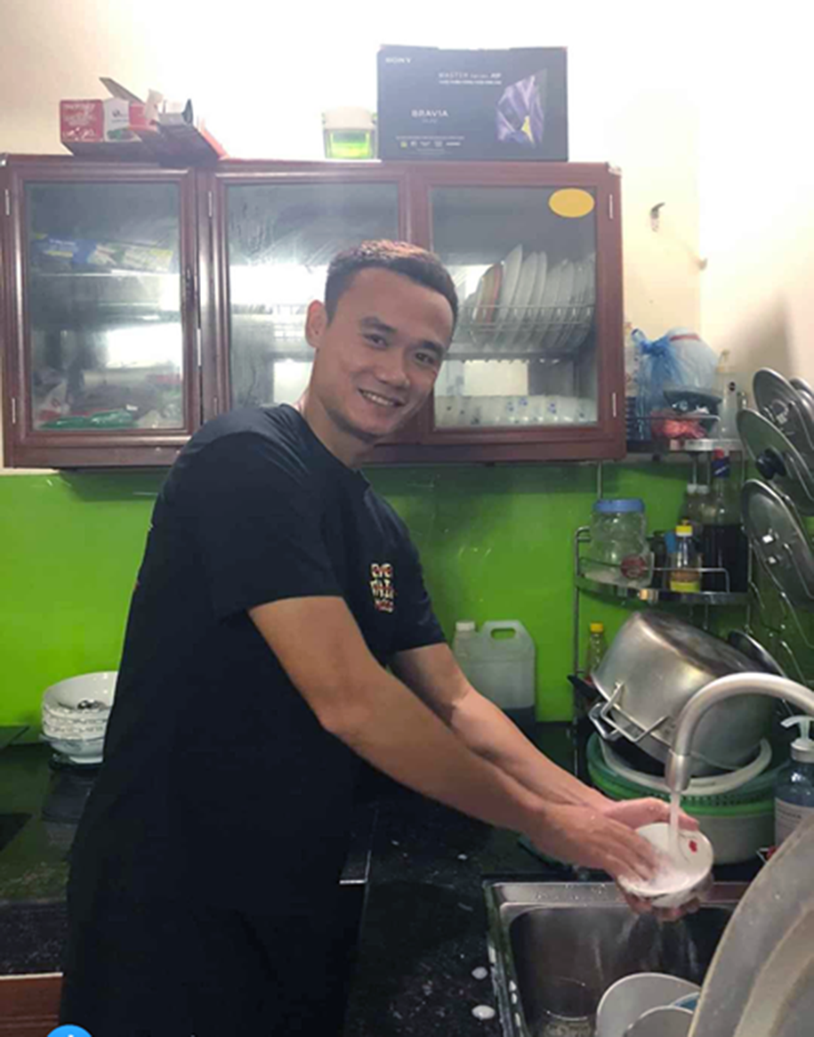 Đảm đang như cầu thủ Việt mùa COVID-19: Kẻ rửa chén, người trông con