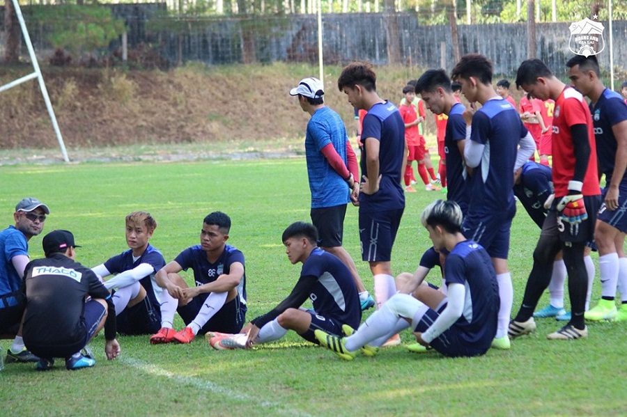 V.League hoãn vì COVID-19: Cầu thủ nhớ sân cỏ, CLB duy trì luyện tập