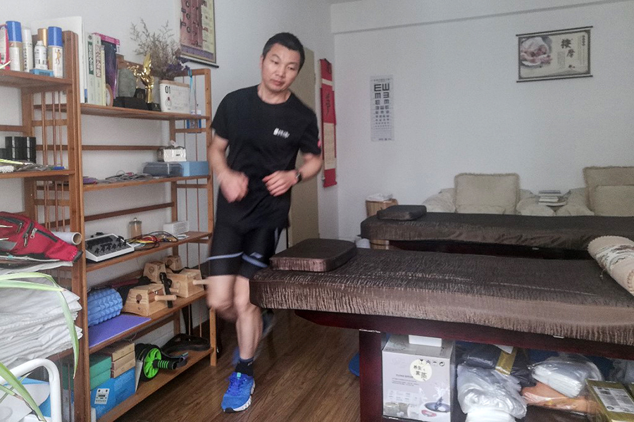 Người đàn ông 50 tuổi chạy 21km trên tầng thượng nhà giữa tâm dịch COVID-19 tại Ý Người đàn ông 50 tuổi chạy 21km trên tầng thượng nhà giữa tâm dịch COVID-19 tại Ý