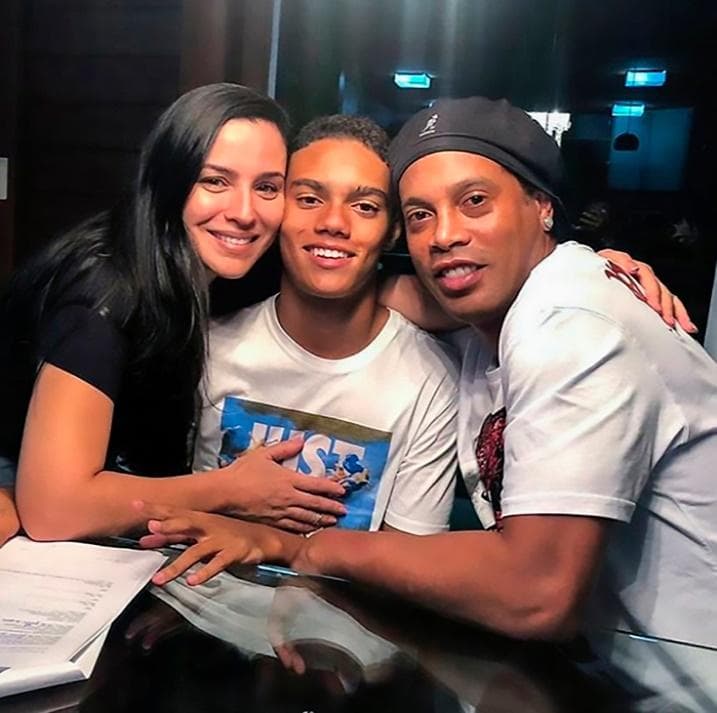 Joao Mendes: Cậu con trai bí ẩn của Ronaldinho là ai?