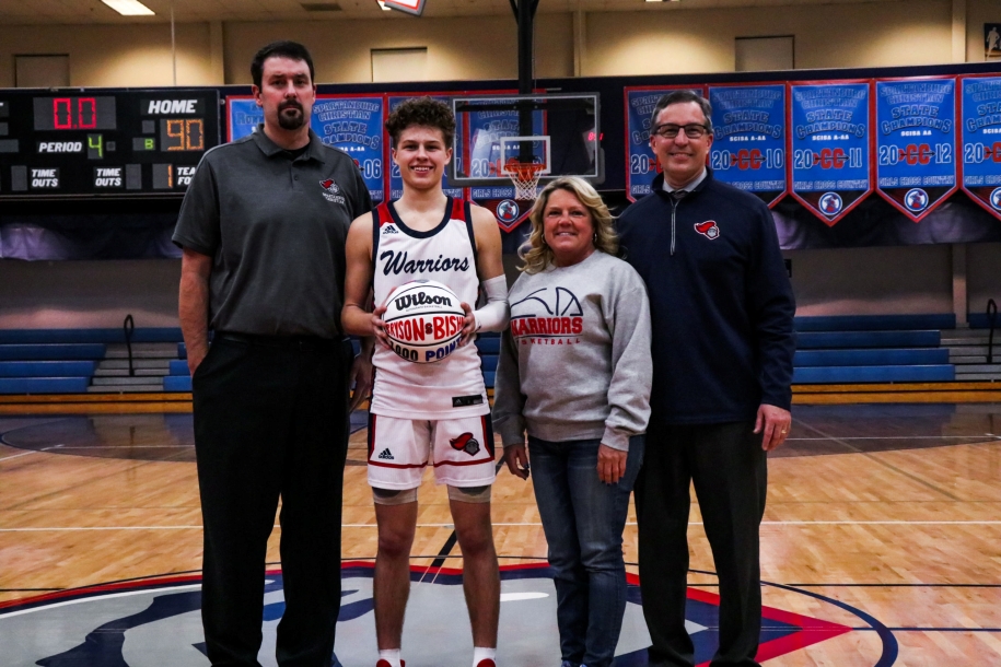 Cậu bé tí hon từng theo kèm Zion Williamson giờ ra sao?