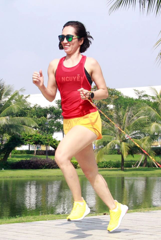 Bài tập bổ trợ toàn thân bằng dây chun của “bà ngoại phòng gym” Sài thành Bài tập bổ trợ toàn thân bằng dây chun của “bà ngoại phòng gym” Sài thành