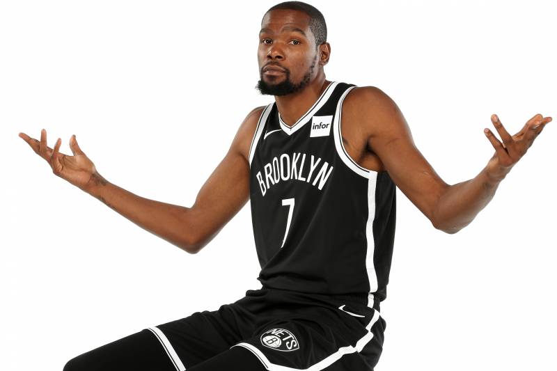 Kevin Durant suýt nữa phải chơi ở vị trí trung phong