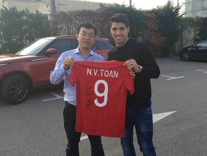 Văn Toàn nhận món quà bất ngờ từ Luis Suarez