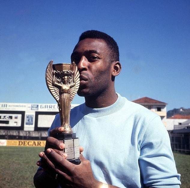 Pele so sánh Ronaldo và Messi khiến CĐV... ngã ngửa Pele so sánh Ronaldo và Messi khiến CĐV... ngã ngửa