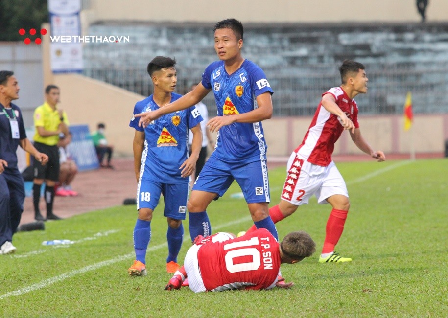 Lương thưởng cầu thủ V.League ra sao giữa dịch COVID-19?