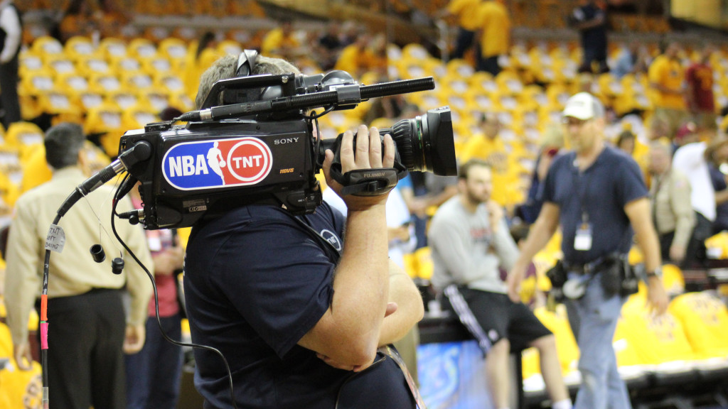 Một quay phim NBA rơi vào trạng thái vô cùng nguy kịch vì COVID-19