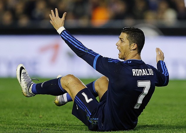 Ronaldo từng nổi giận thế nào với sân bóng như "mặt ruộng" của Valencia?