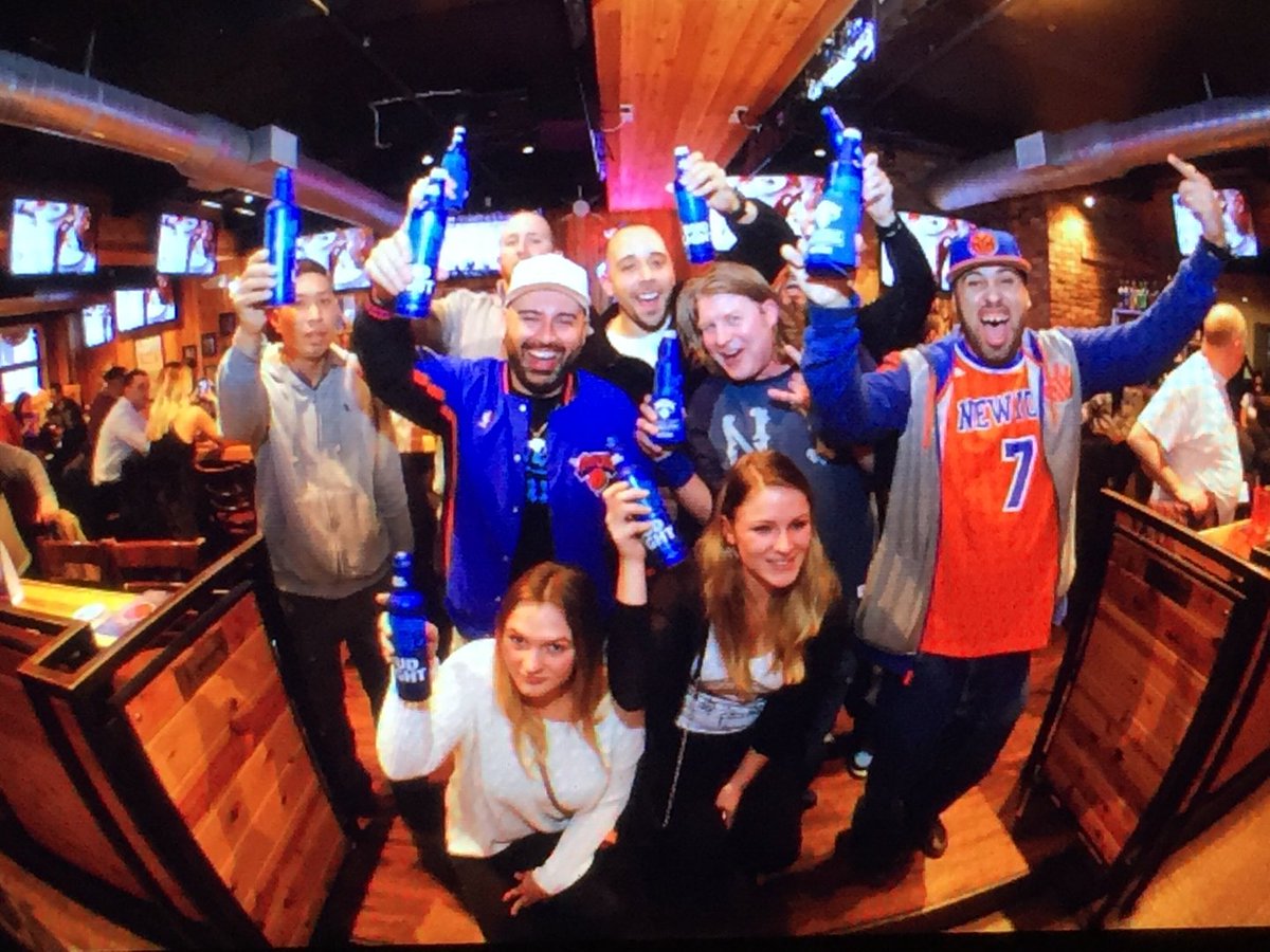 CĐV ăn mừng khi ông chủ New York Knicks nhiễm COVID-19