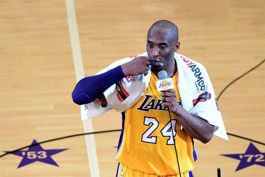 Chiếc khăn từng khoác trên người Kobe Bryant được đấu giá đến 800 triệu đồng
