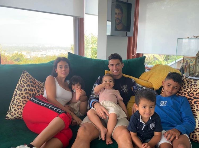 Ngôi biệt thự mà Ronaldo thuê ở Italia đắt giá và độc đáo thế nào?