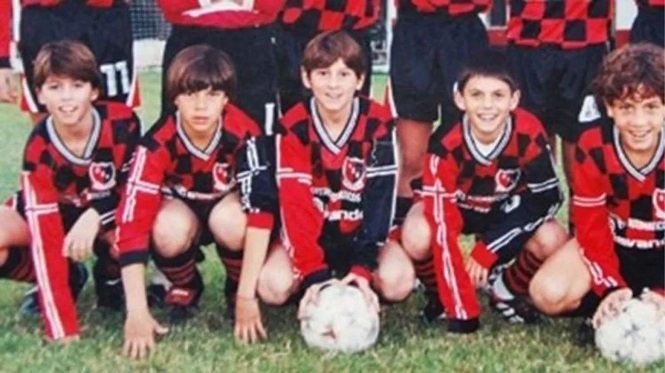 Tròn 26 năm Messi ký hợp đồng chơi bóng đầu tiên ở quê nhà Tròn 26 năm Messi ký hợp đồng chơi bóng đầu tiên ở quê nhà