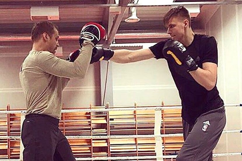 Mắc kẹt tại Mỹ, Kristaps Porzingis làm quen với MMA và quyền anh