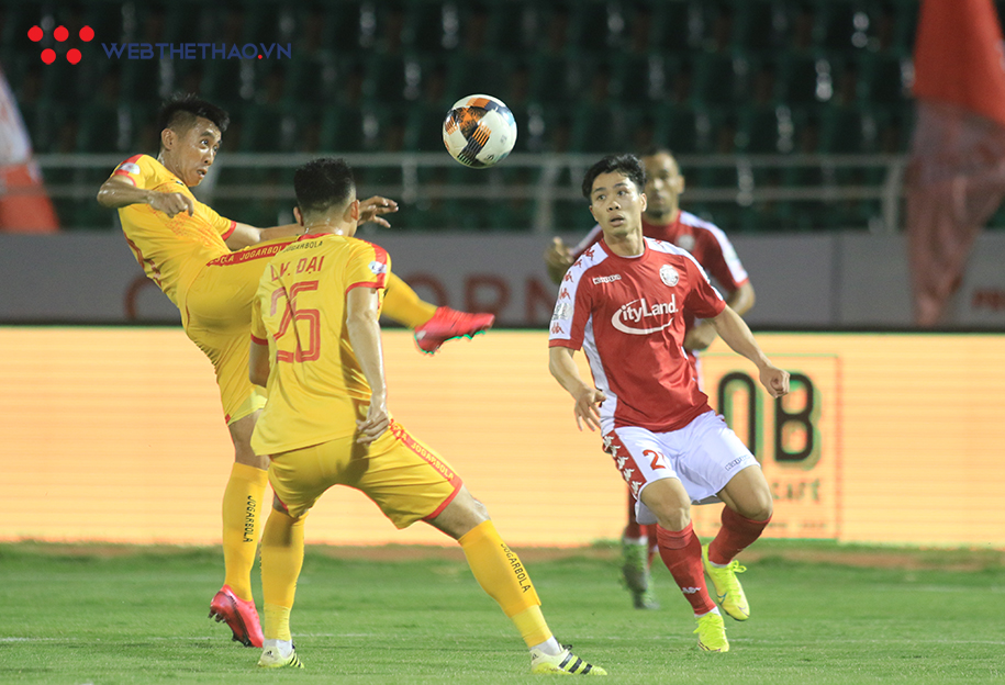 Không ghi bàn, Công Phượng vẫn khiến hàng thủ Thanh Hóa FC khốn khổ