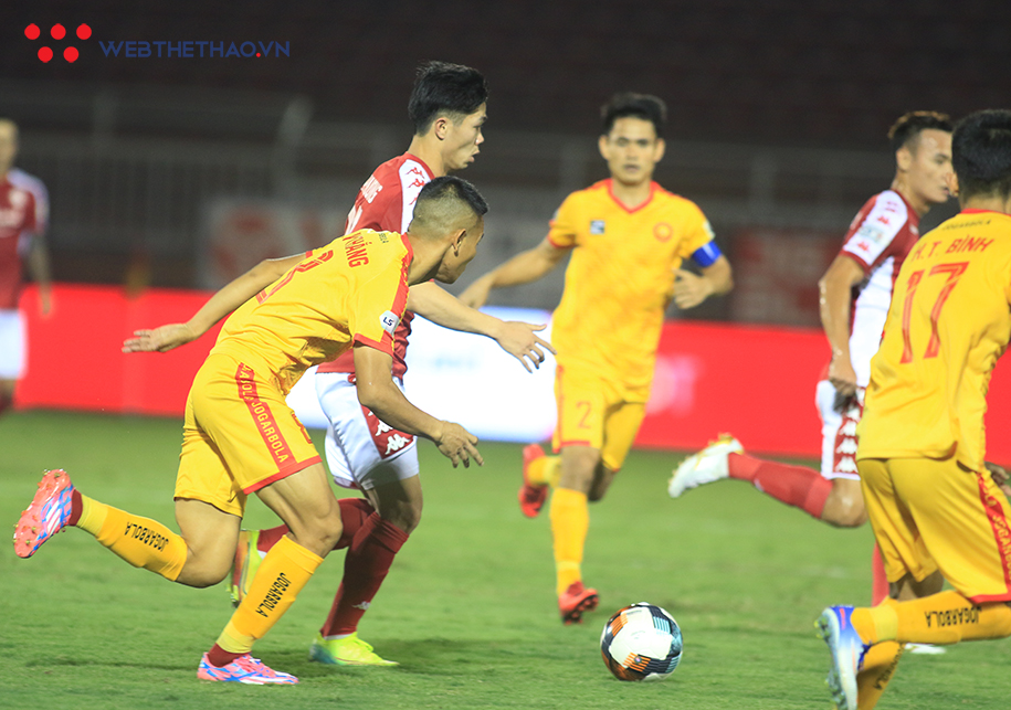 Không ghi bàn, Công Phượng vẫn khiến hàng thủ Thanh Hóa FC khốn khổ