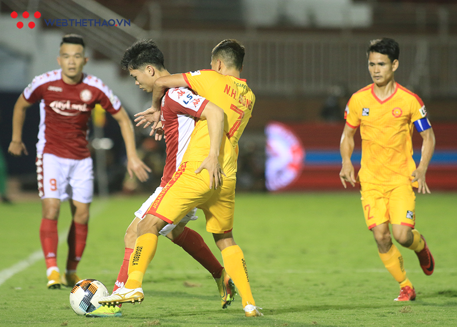 Không ghi bàn, Công Phượng vẫn khiến hàng thủ Thanh Hóa FC khốn khổ