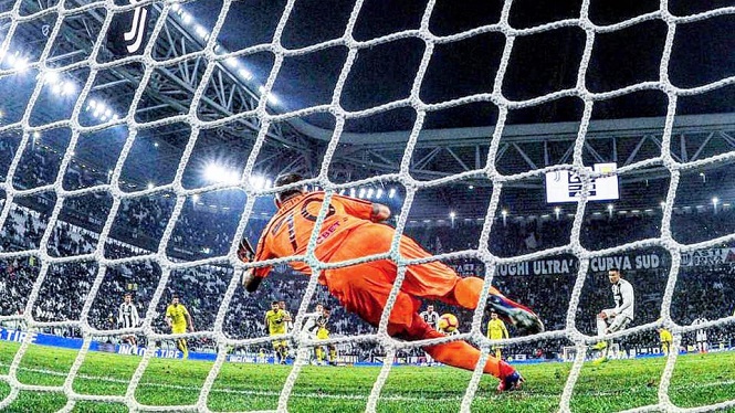 Ronaldo tức giận không đổi áo sau khi sút hỏng phạt đền Ronaldo tức giận không đổi áo sau khi sút hỏng phạt đền