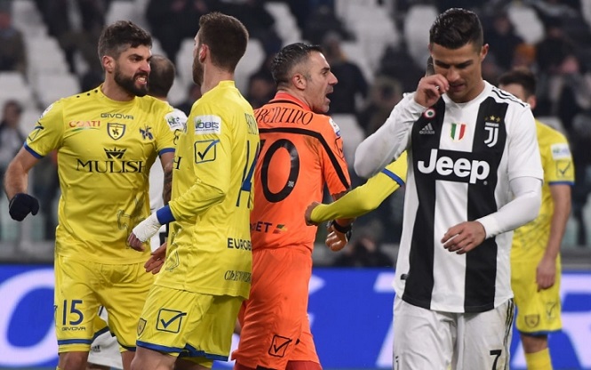 Ronaldo tức giận không đổi áo sau khi sút hỏng phạt đền Ronaldo tức giận không đổi áo sau khi sút hỏng phạt đền