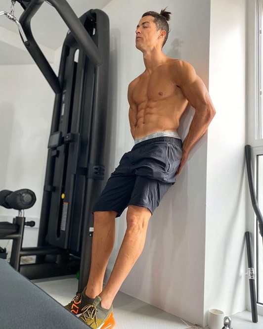 Ronaldo lại khoe cơ bắp sau khi bị chỉ trích trong quá trình cách ly