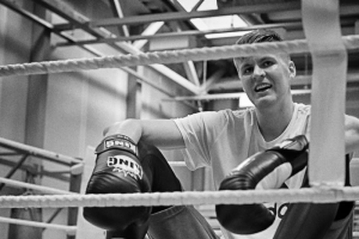 Mắc kẹt tại Mỹ, Kristaps Porzingis làm quen với MMA và quyền anh