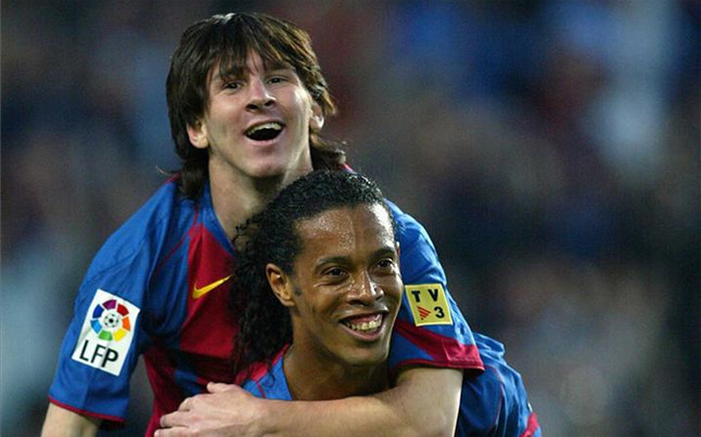 Ronaldinho ngồi tù và câu chuyện chưa kể về cuộc sống ở Barca