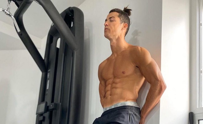 Ronaldo lại khoe cơ bắp sau khi bị chỉ trích trong quá trình cách ly