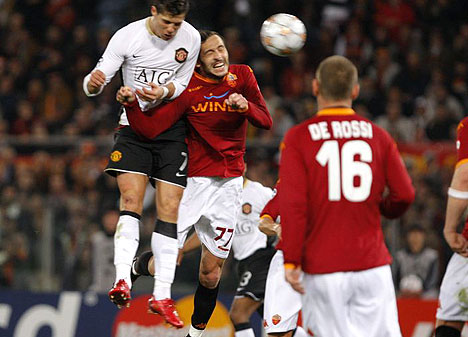 Tròn 12 năm Ronaldo đánh đầu ghi bàn ngoạn mục bậc nhất