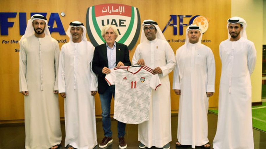 Quyết đòi nợ ĐT Việt Nam, UAE tính thay HLV trưởng