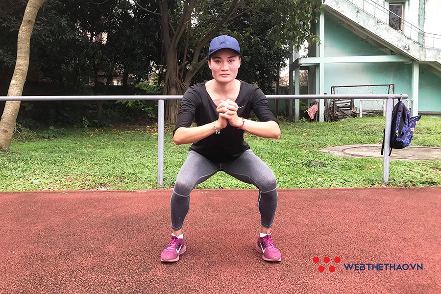 Cách tập squat đá chân ngang chuẩn với nhà vô địch điền kinh châu Á Quách Thị Lan Cách tập squat đá chân ngang chuẩn với nhà vô địch điền kinh châu Á Quách Thị Lan
