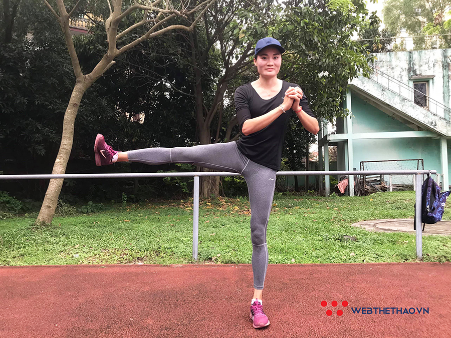 Cách tập squat đá chân ngang chuẩn với nhà vô địch điền kinh châu Á Quách Thị Lan Cách tập squat đá chân ngang chuẩn với nhà vô địch điền kinh châu Á Quách Thị Lan