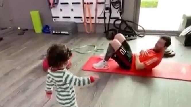 Messi hướng dẫn con trai út tập thể dục khiến cư dân mạng “thả tim”