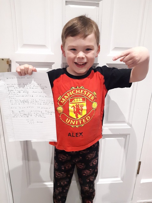 Rashford làm rung động mạng xã hội khi trả lời thư CĐV nhí