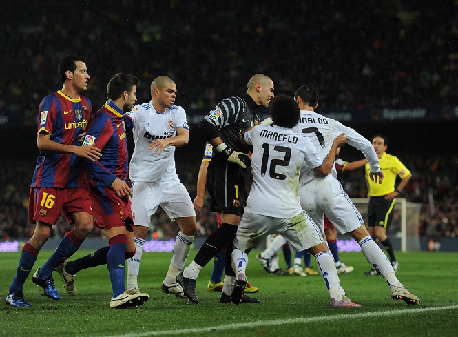 Ronaldo từng bị cựu sao Barca “cà khịa” thế nào trong trận Siêu kinh điển? Ronaldo từng bị cựu sao Barca “cà khịa” thế nào trong trận Siêu kinh điển?