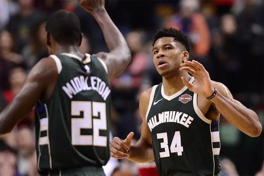 Giống Stephen Curry, Giannis Antetokounmpo loay hoay vì không có rổ để tập ném tại nhà
