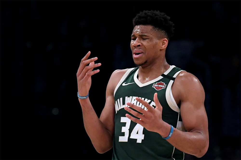 Giống Stephen Curry, Giannis Antetokounmpo loay hoay vì không có rổ để tập ném tại nhà