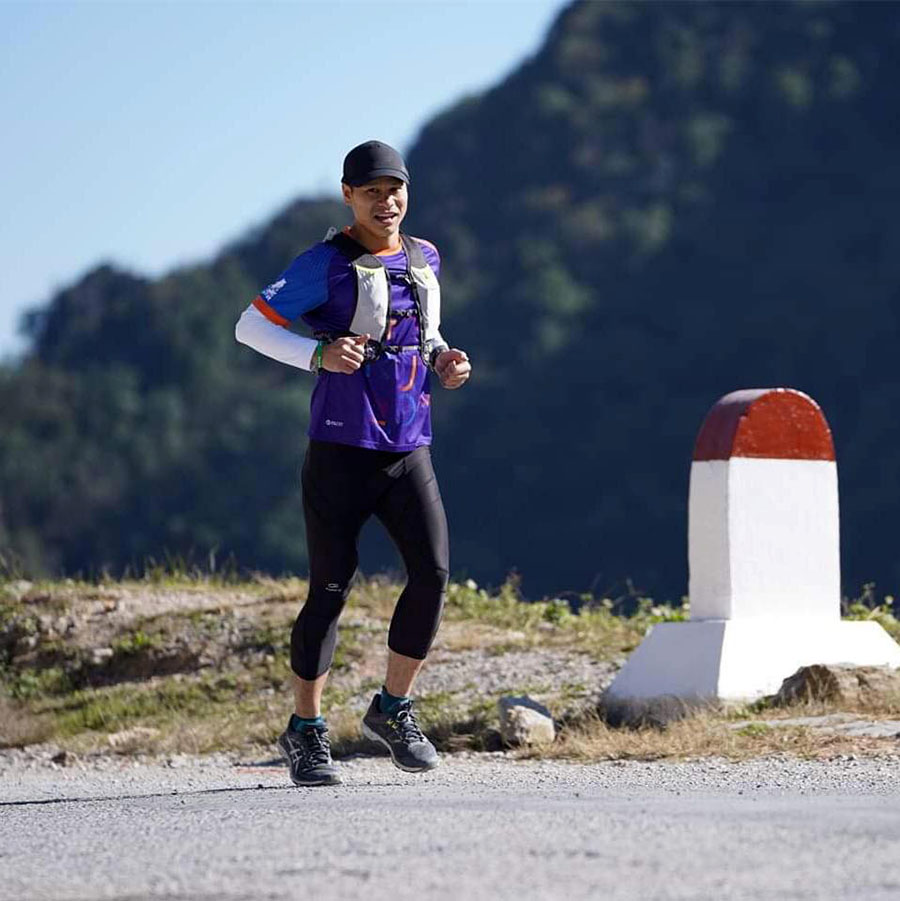 Chàng trai hoàn thành marathon với 1050 vòng quanh sân mừng sinh nhật tuổi 30 Chàng trai hoàn thành marathon với 1050 vòng quanh sân mừng sinh nhật tuổi 30