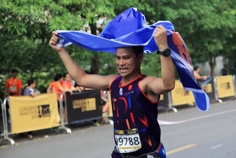 Chàng trai hoàn thành marathon với 1050 vòng quanh sân mừng sinh nhật tuổi 30 Chàng trai hoàn thành marathon với 1050 vòng quanh sân mừng sinh nhật tuổi 30