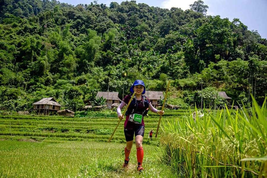 Nữ cao thủ chạy địa hình bịt khẩu trang đạp xe 100km bằng xe “độ” bánh to bánh nhỏ Nữ cao thủ chạy địa hình bịt khẩu trang đạp xe 100km bằng xe “độ” bánh to bánh nhỏ