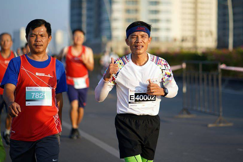 Ông bố chạy marathon từ nhà ra ngõ, vợ con ngủ trưa dậy vẫn chưa xong Ông bố chạy marathon từ nhà ra ngõ, vợ con ngủ trưa dậy vẫn chưa xong